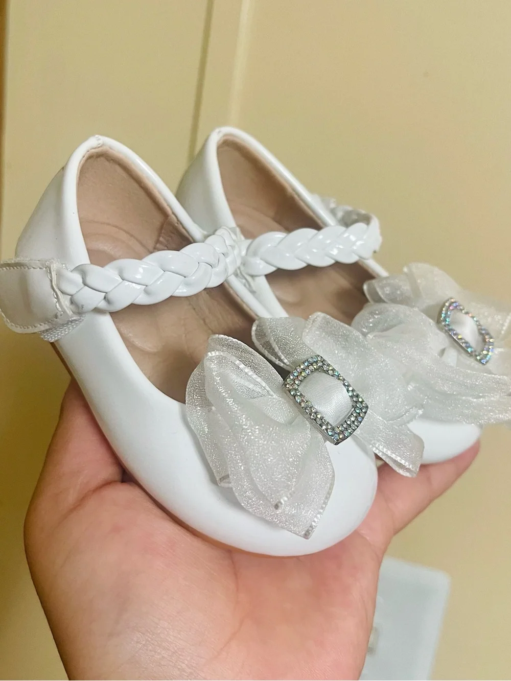 N/A charming white